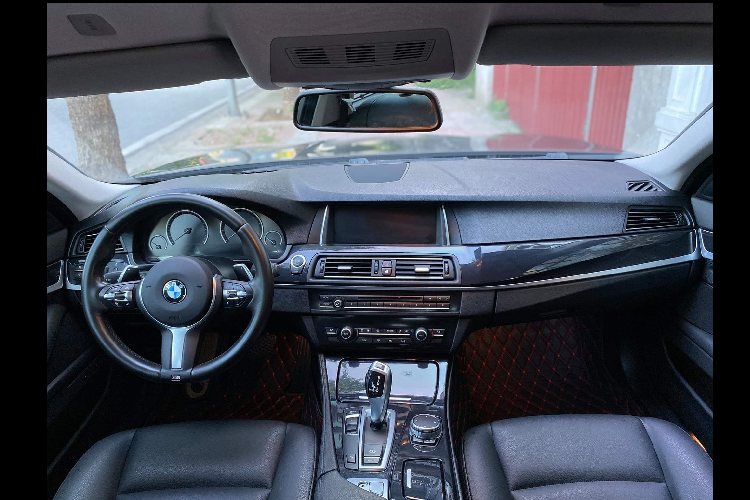 BMW 520i đời 2014 được trang bị khá đầy đủ, vô lăng tích hợp hệ thống kiểm soát hành trình, chơi nhạc thông qua bluetooth, điều hòa độc lập 2 vùng tự động (mức gió chỉnh riêng), hệ thống phanh dừng điện tử có chế độ tự động giữ phanh, nội thất bọc da cao cấp, àng ghế sau trang bị rèm che nắng chỉnh tay hai bên cửa. Trong khi rèm phía sau điều chỉnh điện thông qua nút bấm,…