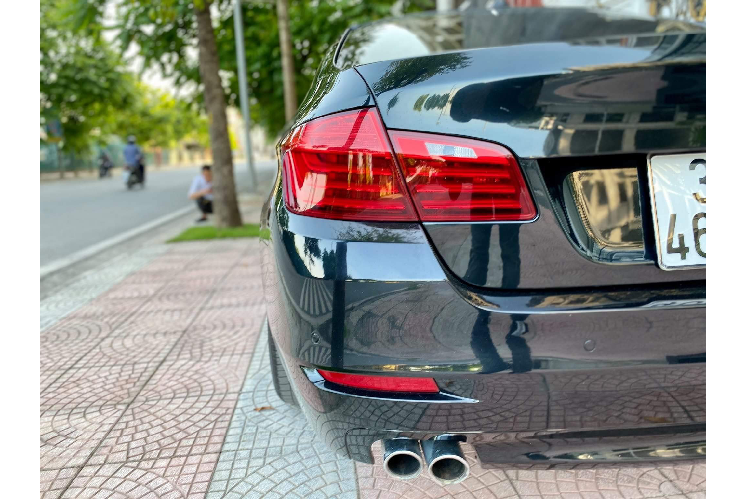 Nằm giữa hai dòng 3 Series và 7 Series trong danh mục sản phẩm của BMW, BMW 5 Series là dòng xe được thiết kế dung hòa giữa cảm giác lái thể thao đặc trưng của BMW, và nội thất rộng rãi cung cấp nhiều tiện nghi cao cấp, rất thích hợp để phục vụ cho gia đình. BMW 5 Series luôn là chiếc sedan mơ ước của nhiều người.