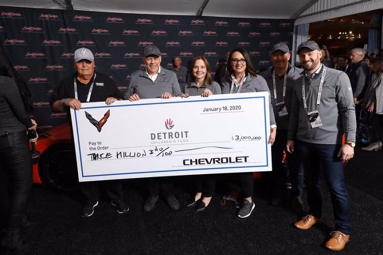 Với số tiền khổng lồ ấy, vị chủ nhân này cũng có thể lựa chọn nhận bàn giao chiếc xe tại nhà máy Corvette ở Bowling Green, Kentucky. Ngoài ra, danh sách quyền lợi còn bao gồm một tour tham quan tại Bảo tàng Corvette, một lá thư xác nhận và một tác phẩm nghệ thuật độc đáo.