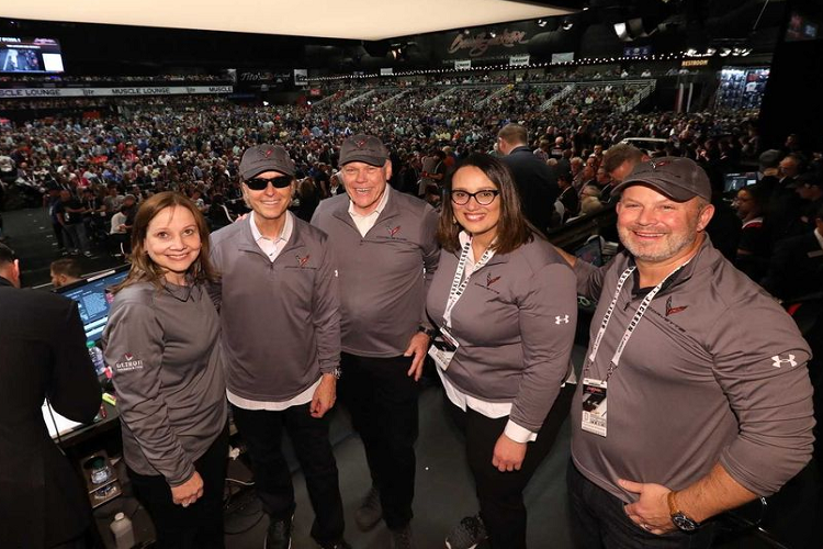 Vậy, với 3 triệu USD, vị chủ nhân này sẽ có những gì? Ngoài sự chú ý của đông đảo fan hâm mộ trên thế giới, chủ sở hữu sẽ nhận được chiếc Corvette sử dụng động cơ đặt giữa đầu tiên với phiên bản 3LT đi kèm với tất cả các tùy chọn. Chiếc xe cũng sẽ đi kèm với ngoại thất sơn đen, ghế màu đen với đường viền tương phản đỏ, dây đai an toàn đỏ, ghế GT2, tấm trần có thể tháo rời và cánh lướt gió phía sau.