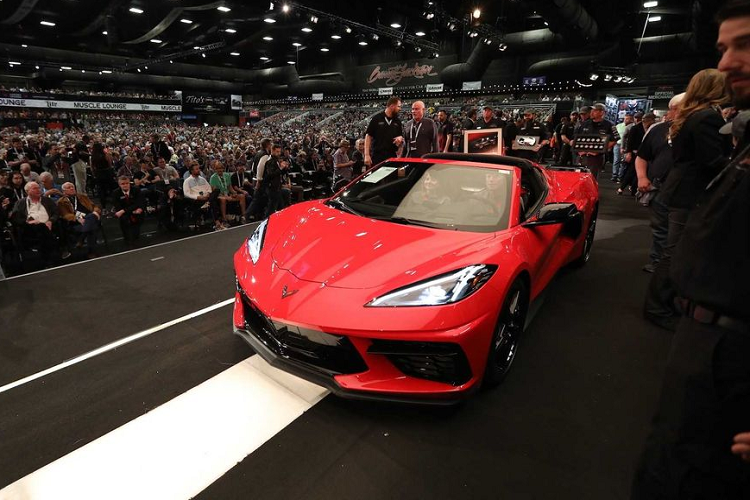 Những sự kiện đình đám tại Scottsdale, Arizona, Mỹ không còn xa lạ với những ai hay theo dõi những chiếc siêu xe đi kèm mức giá “điên rồ”. Trong quá khứ, sự kiện đấu giá Barrett-Jackson đã từng chứng kiến nhiều chiếc xe đầu tiên của lô sản xuất được “chốt hạ” một cách ngoạn ngục như chiếc Toyota Supra hay Ford Mustang Shelby GT500 với giá bán lần lượt lên tới 2,1 triệu USD (48,7 tỷ đồng) và 1,1 triệu USD (25,5 tỷ đồng)... và Chevrolet Corvette Stingray 2020 cũng không ngoại lệ.