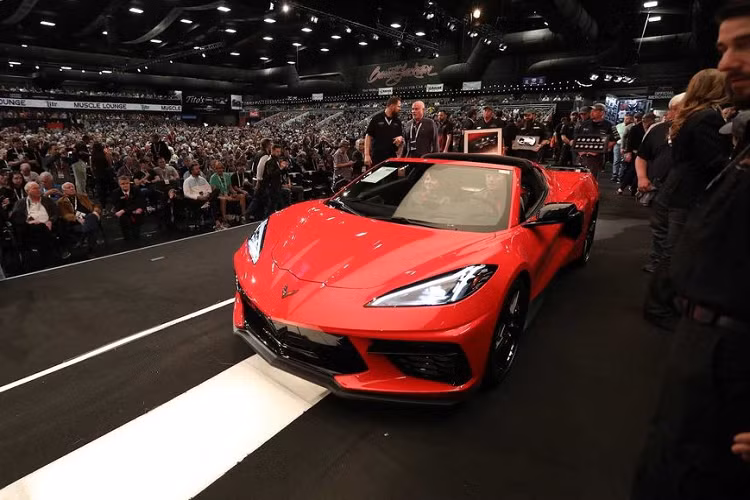 Những sự kiện đình đám tại Scottsdale, Arizona, Mỹ không còn xa lạ với những ai hay theo dõi những chiếc siêu xe đi kèm mức giá “điên rồ”. Trong quá khứ, sự kiện đấu giá Barrett-Jackson đã từng chứng kiến nhiều chiếc xe đầu tiên của lô sản xuất được “chốt hạ” một cách ngoạn ngục như chiếc Toyota Supra hay Ford Mustang Shelby GT500 với giá bán lần lượt lên tới 2,1 triệu USD (48,7 tỷ đồng) và 1,1 triệu USD (25,5 tỷ đồng)... và Chevrolet Corvette Stingray 2020 cũng không ngoại lệ.