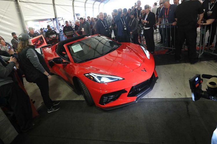 Và mới đây, chiếc xe thể thao Chevrolet Corvette Stingray đầu tiên thuộc lô sản xuất 3007 đã chính thức gia nhập câu lạc bộ "triệu đô" ấy sau khi sản phẩm C8 đầu tiên được bán với giá lên tới 3 triệu USD (tương đương 69,2 tỷ đồng) tại phiên đấu giá Barrett-Jackson.