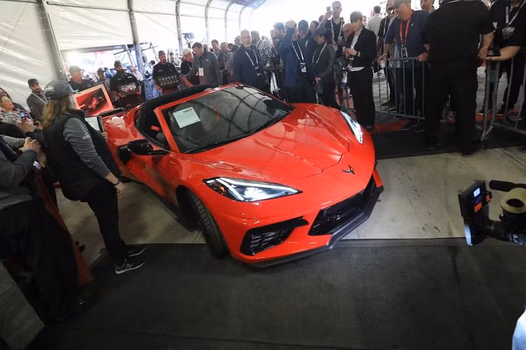 Và mới đây, chiếc xe thể thao Chevrolet Corvette Stingray đầu tiên thuộc lô sản xuất 3007 đã chính thức gia nhập câu lạc bộ "triệu đô" ấy sau khi sản phẩm C8 đầu tiên được bán với giá lên tới 3 triệu USD (tương đương 69,2 tỷ đồng) tại phiên đấu giá Barrett-Jackson.