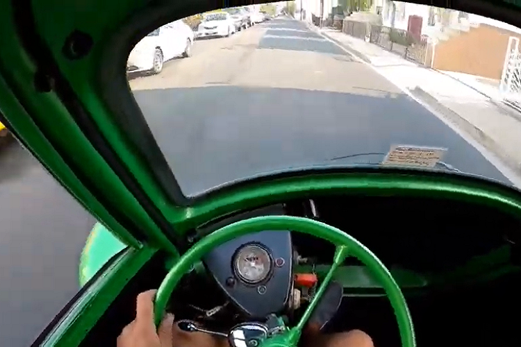 Tất nhiên, như chúng ta có thể thấy trong ảnh, chiếc Isetta bé nhỏ đã “buộc” phải chấp nhận hệ truyền động Volkswagen. Kết quả là chiếc xe đã phải tháo bỏ một phần thân vỏ gốc và bổ sung thêm chi tiết mới ví như các tấm chắn bùn lớn hơn để phù hợp hệ thống máy, và bánh xe rộng lớn hơn phía sau.