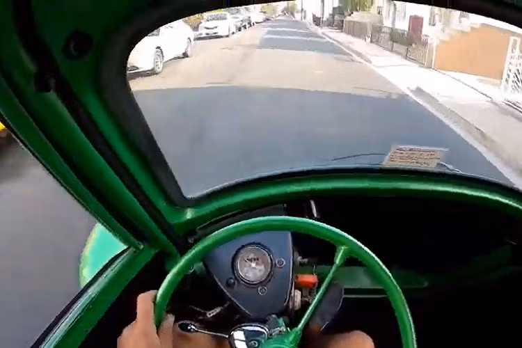 Tất nhiên, như chúng ta có thể thấy trong ảnh, chiếc Isetta bé nhỏ đã “buộc” phải chấp nhận hệ truyền động Volkswagen. Kết quả là chiếc xe đã phải tháo bỏ một phần thân vỏ gốc và bổ sung thêm chi tiết mới ví như các tấm chắn bùn lớn hơn để phù hợp hệ thống máy, và bánh xe rộng lớn hơn phía sau.