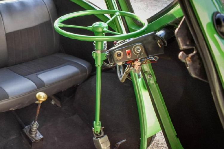 Sự biến đổi về mặt hình dạng và máy móc này giúp chiếc xe có thể bốc đầu, nhờ trọng lượng nặng hơn ở trục sau và sức bám từ bộ lốp xe đủ lớn.