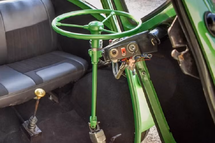 Sự biến đổi về mặt hình dạng và máy móc này giúp chiếc xe có thể bốc đầu, nhờ trọng lượng nặng hơn ở trục sau và sức bám từ bộ lốp xe đủ lớn.