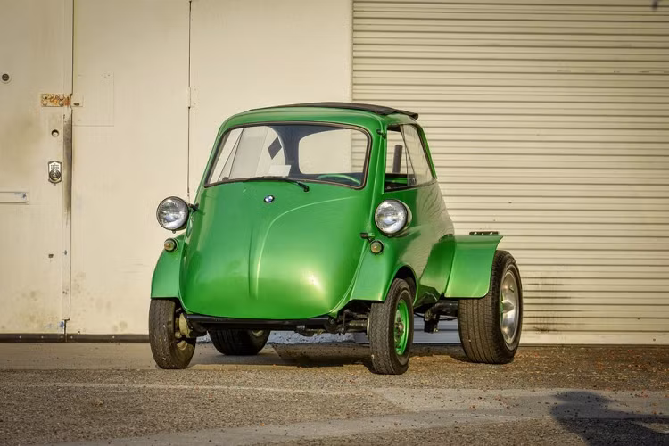 Isetta là một chiếc xe đô thị tí hon từng được sản xuất bởi BMW từ năm 1955 – 1962. Chế tạo dựa trên một mẫu xe cùng tên vốn được sản xuất bởi nhà sản xuất xe Ý Iso, nó có trang bị động cơ môtô 1 xi-lanh phối hợp với một cặp bánh sau nhỏ hoặc một 1 bánh đơn lẻ, rộng hơn. Người dùng chỉ có thể bước vào xe thông qua một cánh cửa lớn phía trước và cũng cần nói rằng BMW Isetta cổ điển không hề an toàn, cho dù công suất tối đa chỉ là 13 mã lực.