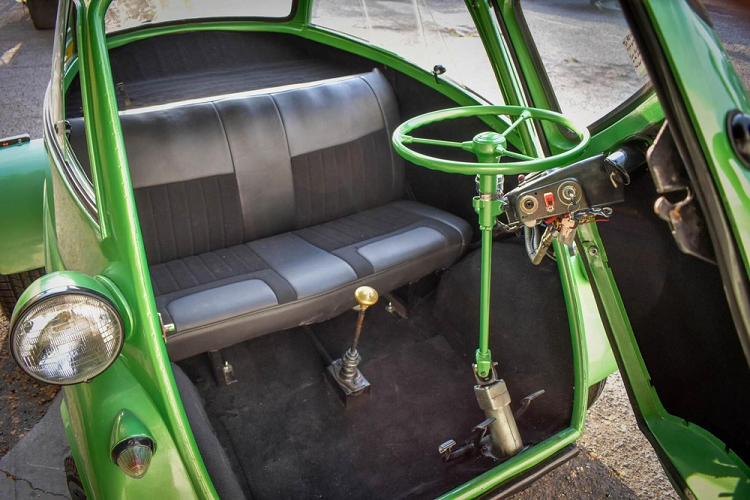 Nói một cách chính xác hơn, chiếc BMW Isetta độ động cơ Volkswagen này không chỉ đơn thuần là được tráo đổi động cơ, mà giống tráo đổi cả hệ truyền động hơn. Toàn bộ phần khung phụ phía sau của một chiếc Volkswagen Beetle đã được lắp vào phần sau của chiếc Isetta, bao gồm cả hệ thống treo và những phụ tùng khác. Hộp số của xe gốc cũng được đổi thành hộp số 4 cấp của chiếc Beetle.