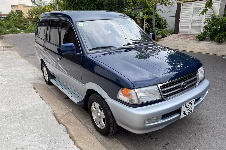 Đối với những chiếc Toyota Zace đời 2000 thông thường ở thời điểm hiện tại đã qua sử dụng 20 năm sẽ là xe “nát” với số kilomet lăn bánh có thể lên đến hàng trăm ngànhoặc cả triệu kilomet tùy vào mục đích sử dụng. Tuy nhiên, chiếc Toyota Zace trong bài viết này chỉ mới chạy được 17.000 km, tương đương khoảng 1 – 2 năm sử dụng của một chiếc xe vận hành trong điều kiện thông thường.