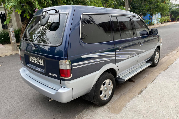 Mỗi khi có chiếc Toyota Zace rao bán trên các trang mua bán ô tô thì bỗng nhiên trở thành đề tài tranh cãi sôi nổi giữa các người dùng. Phần đông khách hàng ở thành thị đều cho rằng, Toyota Zace có mức giá vô lý, hoang đường. Tuy nhiên, vẫn có một bộ phận khách hàng “cuồng” mẫu xe này, sẵn sàng bảo vệ quan điểm và bỏ tiền ra mua Toyota Zace giá cao.