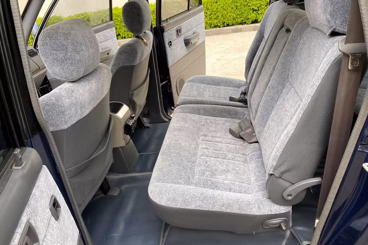 Không tính đến xe Toyota Zace “đồng nát” đã qua sử dụng cho dịch vụ và taxi, Toyota Zace chính chủ sử dụng, đứng tên giấy đăng ký và chưa qua mua bán lần nào là những chiếc xe được nhiều người săn lùng và sẵn sàng trả giá cao hơn giá trị thực tế để sở hữu, dù biết nó sẽ đắt hơn cả Toyota Innova đời cao hơn.