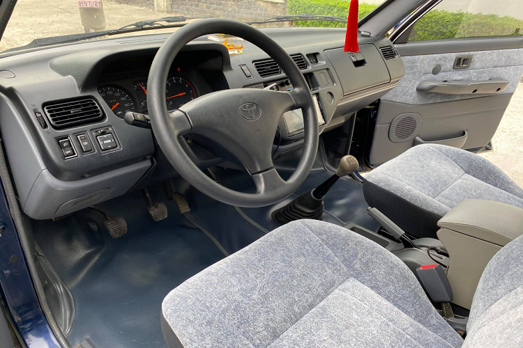 Chiếc Toyota Zace này thuộc phiên bản G, mọi chi tiết từ ngoại hình cho đến nội thất vẫn giữ được sự mới mẻ đáng ngạc nhiên.