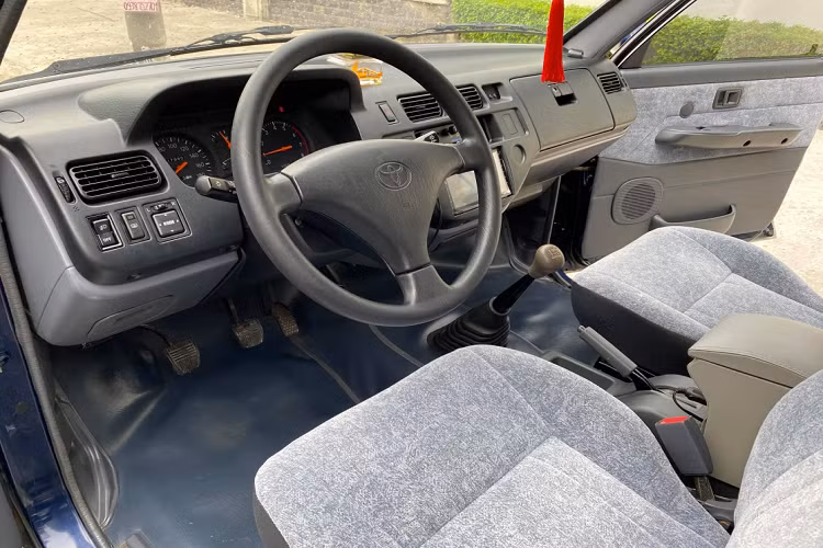 Chiếc Toyota Zace này thuộc phiên bản G, mọi chi tiết từ ngoại hình cho đến nội thất vẫn giữ được sự mới mẻ đáng ngạc nhiên.