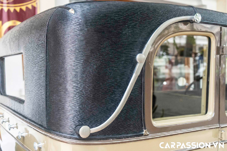 Những năm 20 có thể coi là một thập kỉ với nhiều sự thay đổi đáng chú ý của thương hiệu Cadillac. Vào năm 1926, thương hiệu đã cho ra mắt tới hơn 500 tùy chọn màu sơn cho những mẫu xe. Chiếc Cadillac Town Sedan đời 1929 trong bài viết này sở hữu cấu hình 5 chỗ ngồi. Xe sở hữu thiết kế đặc trưng trên những mẫu xe cổ thời bấy giờ. Hiện tại, chiếc xe đang được khoác lên mình lớp áo với hai màu xanh – đen đầy sang trọng, tôn lên dáng vẻ cổ điển của mẫu xe gần 100 tuổi.