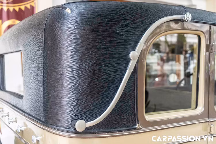 Những năm 20 có thể coi là một thập kỉ với nhiều sự thay đổi đáng chú ý của thương hiệu Cadillac. Vào năm 1926, thương hiệu đã cho ra mắt tới hơn 500 tùy chọn màu sơn cho những mẫu xe. Chiếc Cadillac Town Sedan đời 1929 trong bài viết này sở hữu cấu hình 5 chỗ ngồi. Xe sở hữu thiết kế đặc trưng trên những mẫu xe cổ thời bấy giờ. Hiện tại, chiếc xe đang được khoác lên mình lớp áo với hai màu xanh – đen đầy sang trọng, tôn lên dáng vẻ cổ điển của mẫu xe gần 100 tuổi.