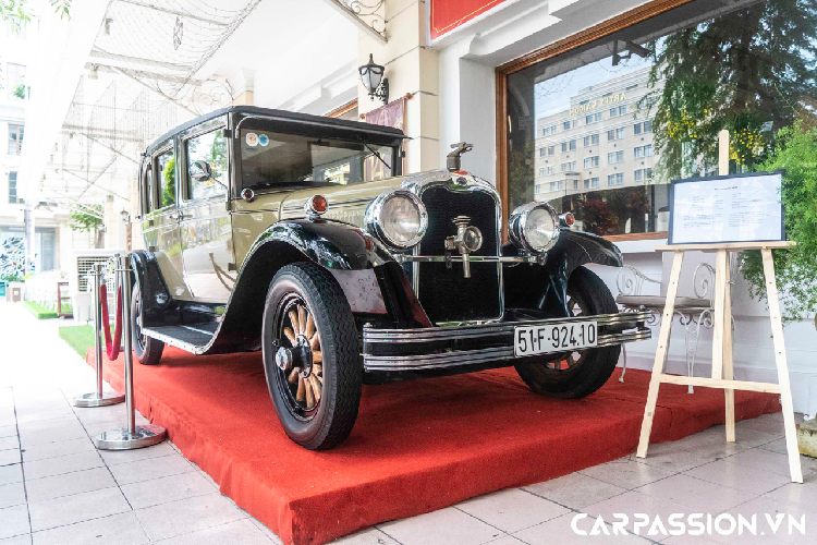 Đây cũng chính là thương hiệu xe đầu tiên trên thế giới cho ra đời mẫu xe không có tay quay cũng như có tính năng tự khởi động, đánh lửa hay sử dụng hệ thống đèn điện chiếu sáng vào năm 1912. Không lâu sau đó, thương hiệu đã cho ra mắt động cơ V8 làm mát bằng nước, kiểu chữ V, trở thành đặc trưng của thương hiệu Cadillac.