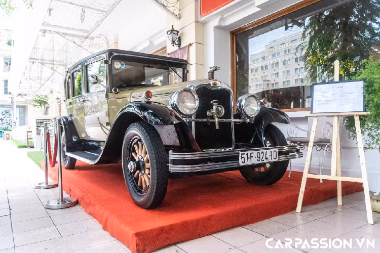 Đây cũng chính là thương hiệu xe đầu tiên trên thế giới cho ra đời mẫu xe không có tay quay cũng như có tính năng tự khởi động, đánh lửa hay sử dụng hệ thống đèn điện chiếu sáng vào năm 1912. Không lâu sau đó, thương hiệu đã cho ra mắt động cơ V8 làm mát bằng nước, kiểu chữ V, trở thành đặc trưng của thương hiệu Cadillac.