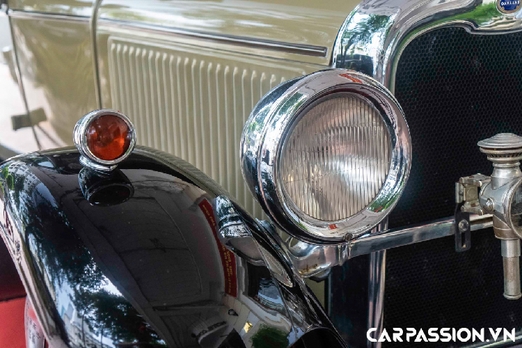 Chiếc xe được trang bị bộ mâm đa chấu màu đỏ đầy nổi bật, kết hợp với đó là phần lốp xe được viền trắng cổ điển. Xe được trang bị động cơ V8 với dung tích 5.6 lít, hộp số sàn 3 cấp có thể sản sinh công suất 90 mã lực. Chiếc xe có tổng khối lượng lên tới hơn 2,1 tấn