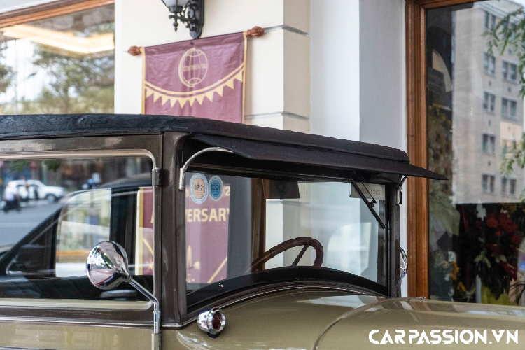 Bên cạnh chiếc Cadillac Town sedan chính là chiếc xe cổ đến từ thương hiệu Oakland. Khác với Cadillac, chiếc xe cổ Oakland 1927 là một thương hiệu có tuổi đời khá ngắn khi tổng thời gian từ khi thành lập, sáp nhập hay tới khi “khai tử” chỉ khoảng 24 năm. Tuy nhiên, trong khoảng thời gian này, Oakland cũng đã từng cho ra mắt khá nhiều mẫu xe với thiết kế ấn tượng. Chiếc xe này thuộc đời 1927 và được sơn theo phong cách hai tông màu đầy bắt mắt.