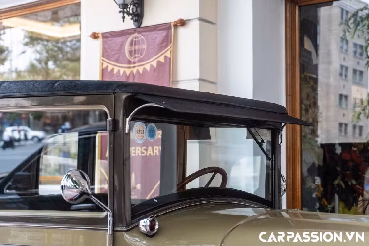 Bên cạnh chiếc Cadillac Town sedan chính là chiếc xe cổ đến từ thương hiệu Oakland. Khác với Cadillac, chiếc xe cổ Oakland 1927 là một thương hiệu có tuổi đời khá ngắn khi tổng thời gian từ khi thành lập, sáp nhập hay tới khi “khai tử” chỉ khoảng 24 năm. Tuy nhiên, trong khoảng thời gian này, Oakland cũng đã từng cho ra mắt khá nhiều mẫu xe với thiết kế ấn tượng. Chiếc xe này thuộc đời 1927 và được sơn theo phong cách hai tông màu đầy bắt mắt.