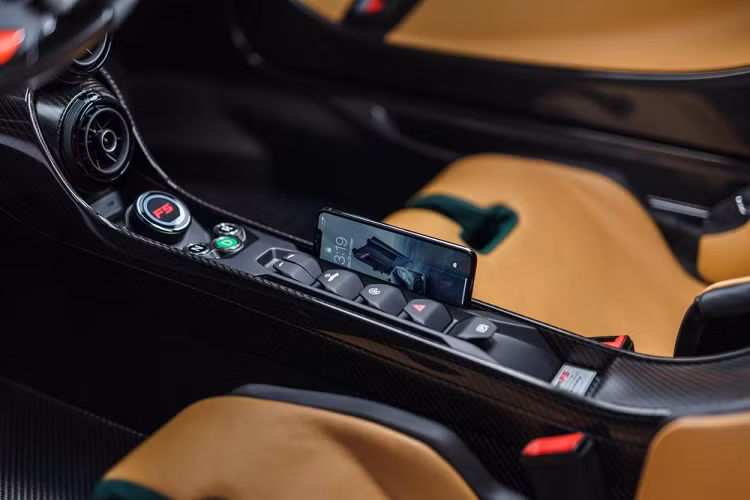 Đằng sau vô lăng là bảng đồng hồ kỹ thuật số với màn hình 7 inch, hiển thị những thông tin quan trọng như tốc độ, vòng tua máy và nhiệt độ. Bên cạnh đó là màn hình cảm ứng 9 inch của hệ thống thông tin giải trí, hỗ trợ Apple CarPlay, Android Auto, định vị toàn cầu GPS và kết nối Bluetooth. Ngoài ra, xe còn có một màn hình nhỏ nữa dành cho hệ thống điều hòa.