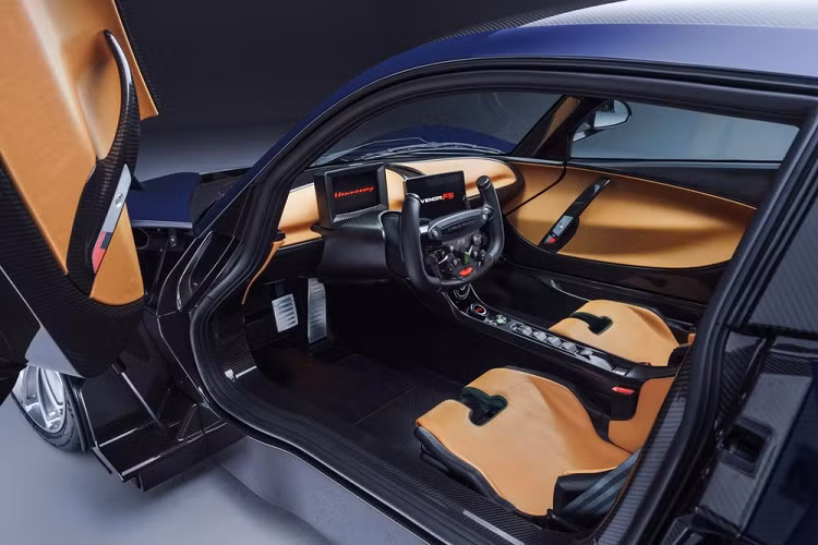 Về kích thước, Hennessey Venom F5 2021 sở hữu chiều dài 4.666 mm, rộng 1.971 mm và chiều cao gầm có thể thay đổi. Bước vào bên trong Hennessey Venom F5 2021, chúng ta sẽ bắt gặp không gian nội thất tập trung hoàn toàn vào người lái với thiết kế không gây xao nhãng. Thiết kế này khiến người điều khiển có cảm giác như mình là phi công đang ngồi trong buồng lái của chiến đấu cơ.