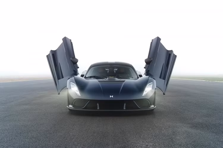 Chưa hết, Hennessey Venom F5 2021 còn có 5 chế độ lái, bao gồm Sport, Track, Drag, Wet và F5. Trong đó, chế độ F5 cho phép giải phóng hết sức mạnh của động cơ. Không chỉ nhanh và mạnh mẽ, Hennessey Venom F5 2021 còn sở hữu thiết kế ngoại thất ấn tượng, lấy cảm hứng từ chiến đấu cơ. Ông John Hennessey, CEO của hãng Hennessey, khẳng định Venom F5 "được thiết kế để không bị lỗi mốt".