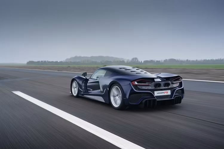 Sự kết hợp giữa động cơ siêu mạnh và trọng lượng thấp giúp Hennessey Venom F5 2021 có thể tăng tốc từ 0-100 km/h trong 2,6 giây, 0-200 km/h trong 4,7 giây, 0-300 km/h trong 8,4 giây và 0-400 km/h trong 15,5 giây. Hãng Hennessey dự định sẽ công bố vận tốc tối đa của siêu xe này trong năm sau. Tuy nhiên, hãng hi vọng vận tốc tối đa của xe sẽ vượt qua ngưỡng 500 km/h.