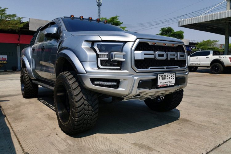 Bên cạnh đó, khách hàng còn được lựa chọn các mẫu lốp và vành xe tùy biến khác nhau cho chiếc Ranger Raptor độ F-150 của mình. Ngoài ra, hệ thống treo của xe cũng có thể được tinh chỉnh và nâng cấp.