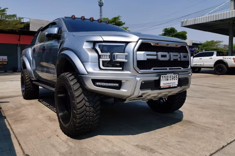 Bên cạnh đó, khách hàng còn được lựa chọn các mẫu lốp và vành xe tùy biến khác nhau cho chiếc Ranger Raptor độ F-150 của mình. Ngoài ra, hệ thống treo của xe cũng có thể được tinh chỉnh và nâng cấp.