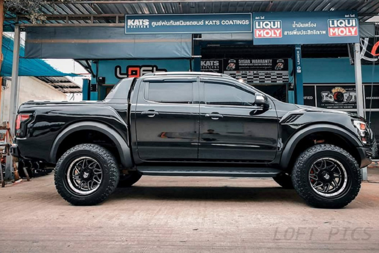 Do kích cỡ của Ranger và F-150 có sự khác biệt lớn, toàn bộ phần ốp vòm lốp trước và sau, cùng các tấm khung trên lốp (quarter panel) đã được độ lại, giúp chiều rộng của xe tăng thêm đáng kể.