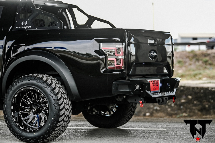 Tương tự đầu xe, cụm đèn hậu cũng được thay thế bằng loại dùng trên chiếc F-150 Raptor. Song song đó, một số chi tiết như cản sau và ống xả được tùy biến trở nên mạnh mẽ, hầm hố hơn.