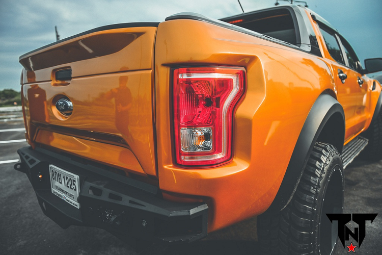 Ở phần đầu, Ford Ranger Raptor được tùy biến lại gần như hoàn toàn. Các chi tiết như mặt ca-lăng, đèn pha hay cản trước đều được độ và thay thế bằng những bộ phận giống của F-150 phiên bản Raptor.