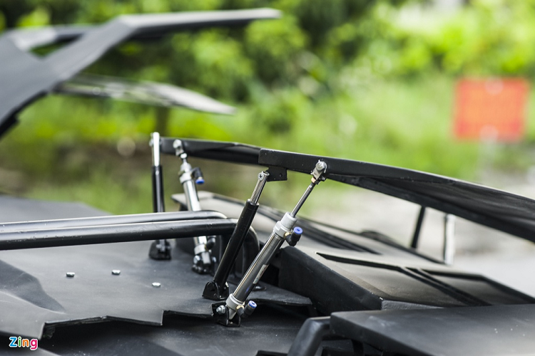 Cánh gió xe được điều chỉnh bằng hệ thống khí nén.