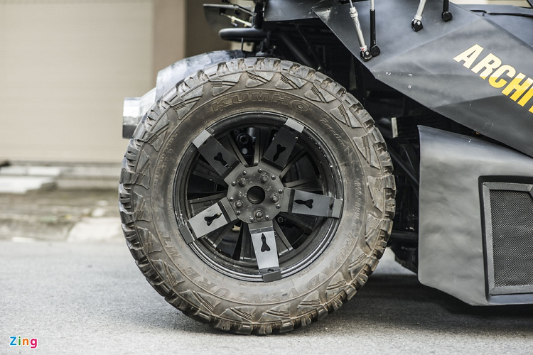 Toàn bộ dàn lốp và mâm xe cỡ lớn được Chung đặt hàng từ Mỹ và Hàn Quốc