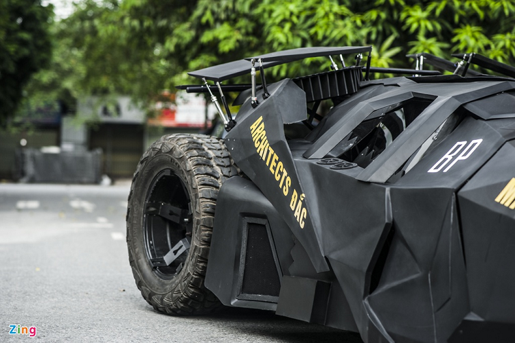 Chiếc Batmobile còn một số công đoạn cuối cùng phải thực hiện như lắp đặt nội thất, hoàn thiện phần vỏ thân bên ngoài, trang bị đèn chiếu sáng...