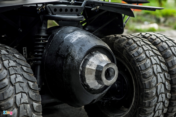 Ống xả cỡ lớn phía sau xe chỉ để làm đẹp. Ống xả thật có kích thước nhỏ hơn, được giấu bên trong. 