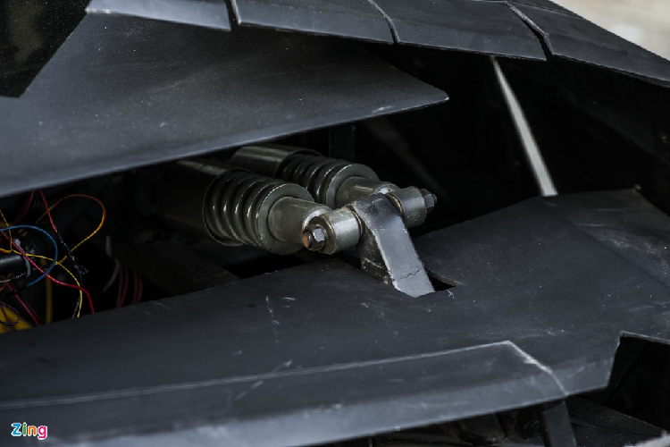 Hệ thống treo gồm 4 giảm xóc phía trước và 2 giảm xóc sau.