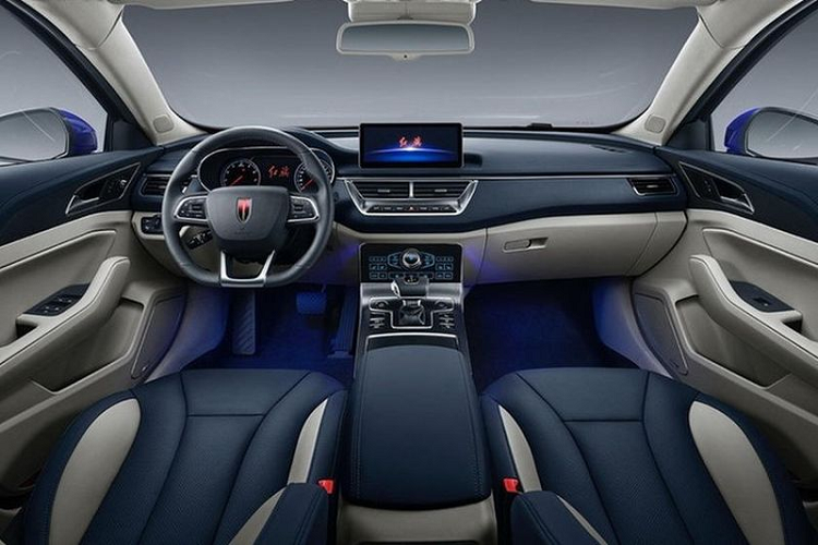 Với đặc điểm sử dụng chung nền tảng khung gầm với Mazda6, do đó, khi nhìn một cách tổng thể, Hongqi H5 giá rẻ mang tới cảm giác giống như một mẫu xe sang của phương tây nhờ phần đầu xe với kích thước từ trục bánh trước tới chân kính lái dài, đây là đặc điểm vốn chỉ xuất hiện trên các mẫu xe hơi đắt tiền. Bên cạnh đó, phần mui của H5 còn được vát nhẹ xuống phía đuôi mang tới cái nhìn coupe hoá thể thao hơn.