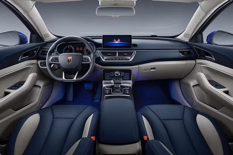 Với đặc điểm sử dụng chung nền tảng khung gầm với Mazda6, do đó, khi nhìn một cách tổng thể, Hongqi H5 giá rẻ mang tới cảm giác giống như một mẫu xe sang của phương tây nhờ phần đầu xe với kích thước từ trục bánh trước tới chân kính lái dài, đây là đặc điểm vốn chỉ xuất hiện trên các mẫu xe hơi đắt tiền. Bên cạnh đó, phần mui của H5 còn được vát nhẹ xuống phía đuôi mang tới cái nhìn coupe hoá thể thao hơn.