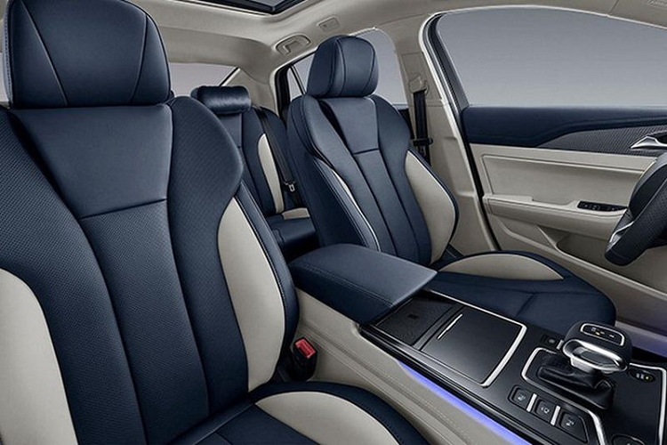 Khoang nội thất của Hongqi H5 được đánh giá khá chỉn chủ và cao cấp. Một số trang bị xịn xò trong khoang cabin này có thể nhắc tới như hệ thống điều khiển/ra lệnh bằng giọng nói, sạc điện thoại không dây, cần số điện tử, đèn viền nội thất, ghế bọc da, màn hình công-tơ-mét dạng LCD...