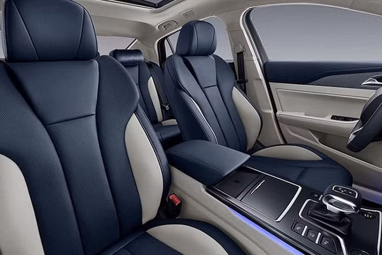 Khoang nội thất của Hongqi H5 được đánh giá khá chỉn chủ và cao cấp. Một số trang bị xịn xò trong khoang cabin này có thể nhắc tới như hệ thống điều khiển/ra lệnh bằng giọng nói, sạc điện thoại không dây, cần số điện tử, đèn viền nội thất, ghế bọc da, màn hình công-tơ-mét dạng LCD...