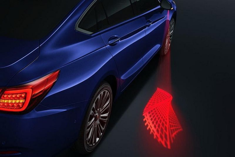 Ở phần đầu xe, Hongqi H5 nổi bật nhờ bộ lưới tản nhiệt mạ crome cỡ lớn bao trọn phần mặt xe, cặp đèn chiếu sáng chính và đèn sương mù dạng LED cùng thiết kế sắc sảo, bộ mâm đa chấu kích thước lớn và những đường gân dập nổi trên thân xe làm toát lên diện mạo chỉn chủ của một mẫu xe cao cấp.