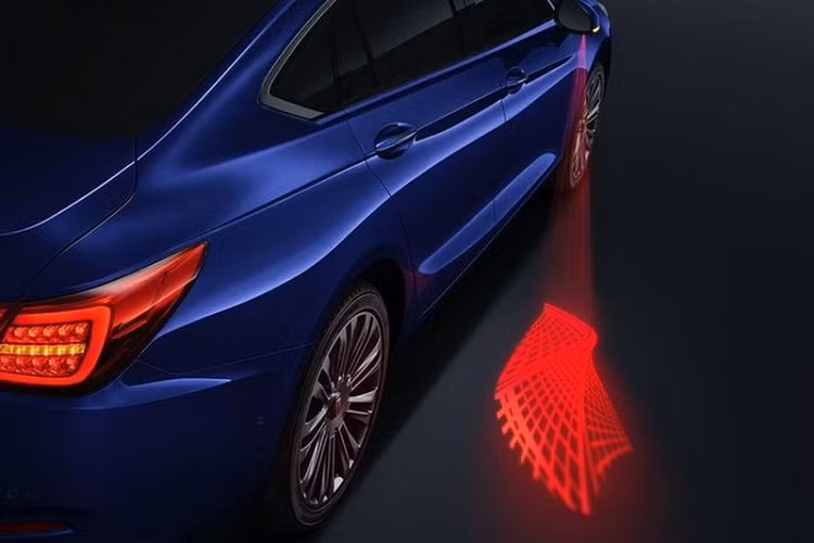 Ở phần đầu xe, Hongqi H5 nổi bật nhờ bộ lưới tản nhiệt mạ crome cỡ lớn bao trọn phần mặt xe, cặp đèn chiếu sáng chính và đèn sương mù dạng LED cùng thiết kế sắc sảo, bộ mâm đa chấu kích thước lớn và những đường gân dập nổi trên thân xe làm toát lên diện mạo chỉn chủ của một mẫu xe cao cấp.