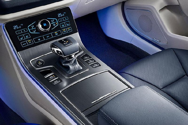 Mặc dù sử dụng chung nền tảng khung gầm với Mazda6 nhưng Hongqi H5 lại có phần nổi trội hơn về mặt động cơ và khả năng tiết kiệm nhiên liệu. Cụ thể, mẫu xe này được trang bị khối động cơ 1.8L tăng áp cùng một máy phát điện 48V, sản sinh tổng công suất 197 mã lực và 320 Nm mô-men xoắn cực đại. Sức mạnh này được truyền tới cầu trước thông qua hộp số tự động 6 cấp.