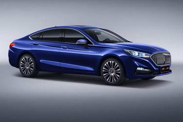 Khi so sánh với Mazda6 2.5L, sức mạnh của Hongqi H5 lớn hơn khá đáng kể với tham chiếu 187 và 197 mã lực/252 Nm - 320 Nm mô-men xoắn. Ngoài ra, Hongqi H5 còn có khả năng tiết kiệm nhiên liệu đáng nể với mức tiêu hao trung bình đạt 6.4L/100km, thấp hơn Mazda6 khoảng 0.6L.