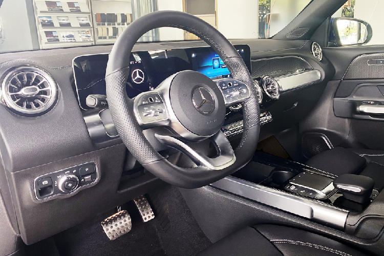 Phần đầu xe của GLB được thiết kế rộng với hốc gió to bản cùng lưới tản nhiệt dạng kim cương cho hiệu ứng 3D. Hệ thống đèn trước dạng LED toàn phần được thiết kế đơn giản kết hợp với 2 viền LED đối xứng trên dưới. Kiểu đèn này khá giống với GLC. GLB 200 AMG sử dụng mâm xe AMG 19 inch 5 chấu kép cùng hốc bánh xe mở rộng.