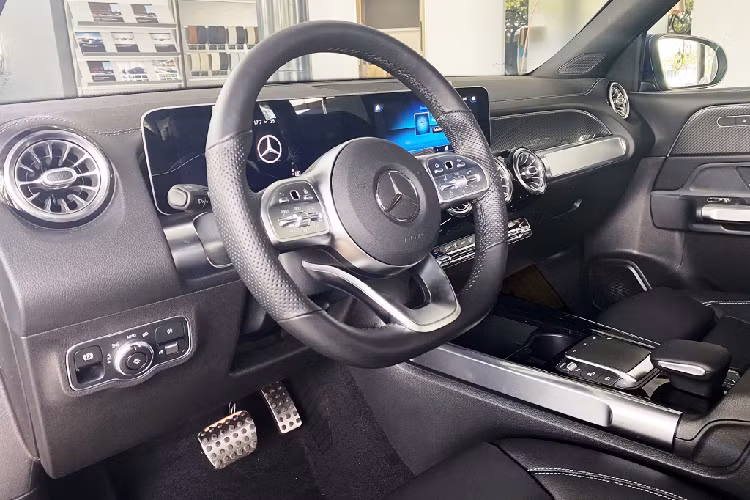 Phần đầu xe của GLB được thiết kế rộng với hốc gió to bản cùng lưới tản nhiệt dạng kim cương cho hiệu ứng 3D. Hệ thống đèn trước dạng LED toàn phần được thiết kế đơn giản kết hợp với 2 viền LED đối xứng trên dưới. Kiểu đèn này khá giống với GLC. GLB 200 AMG sử dụng mâm xe AMG 19 inch 5 chấu kép cùng hốc bánh xe mở rộng.